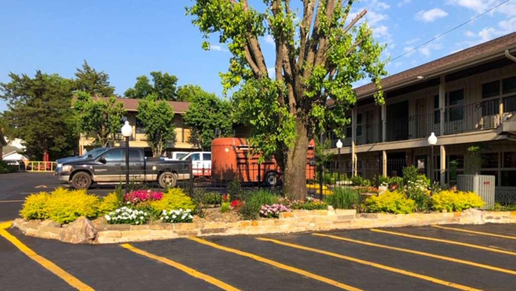 Charles Wesley Motor Lodge Downtown Broken Bow- Hochatown Extérieur photo