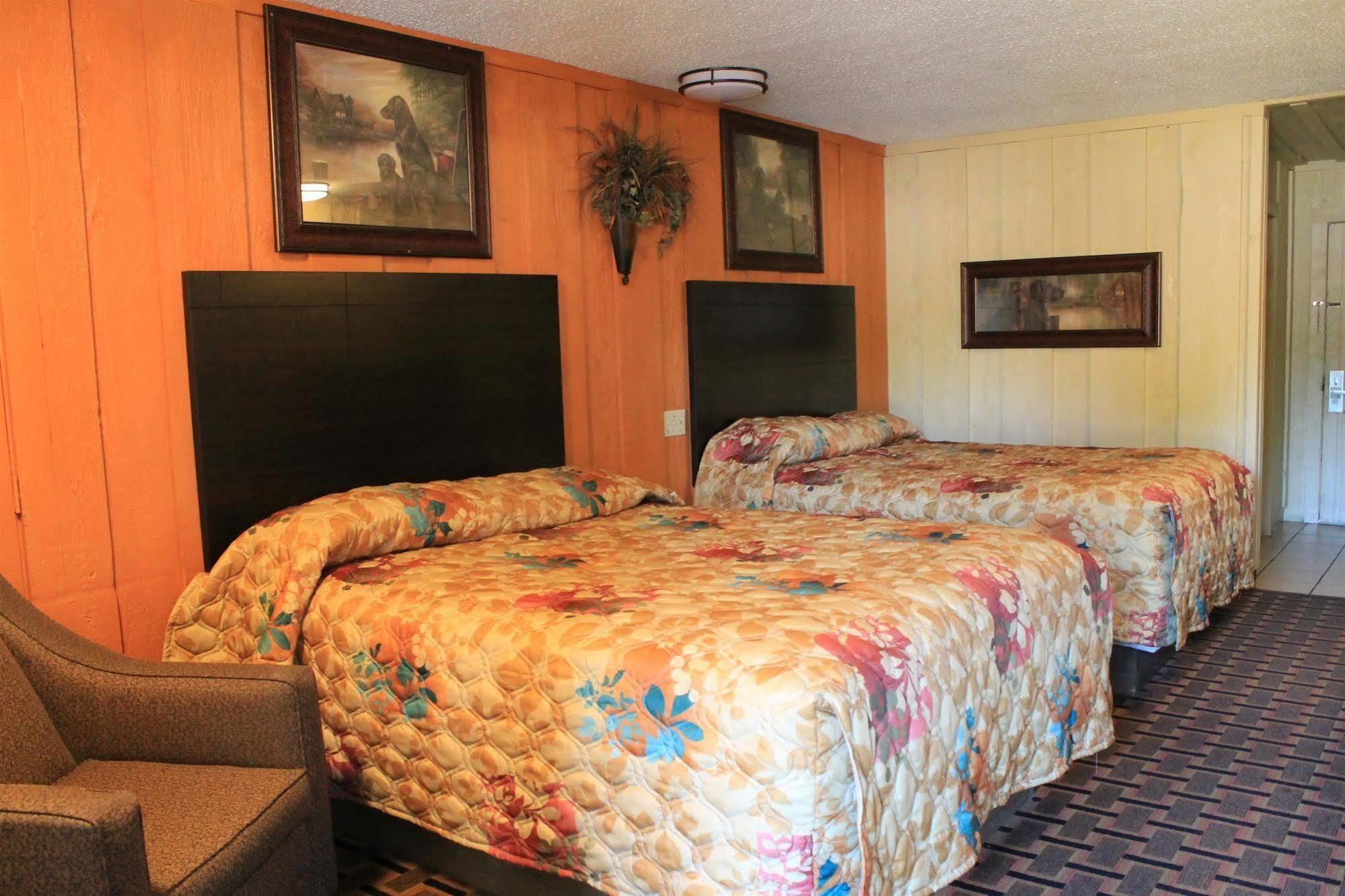 Charles Wesley Motor Lodge Downtown Broken Bow- Hochatown Extérieur photo