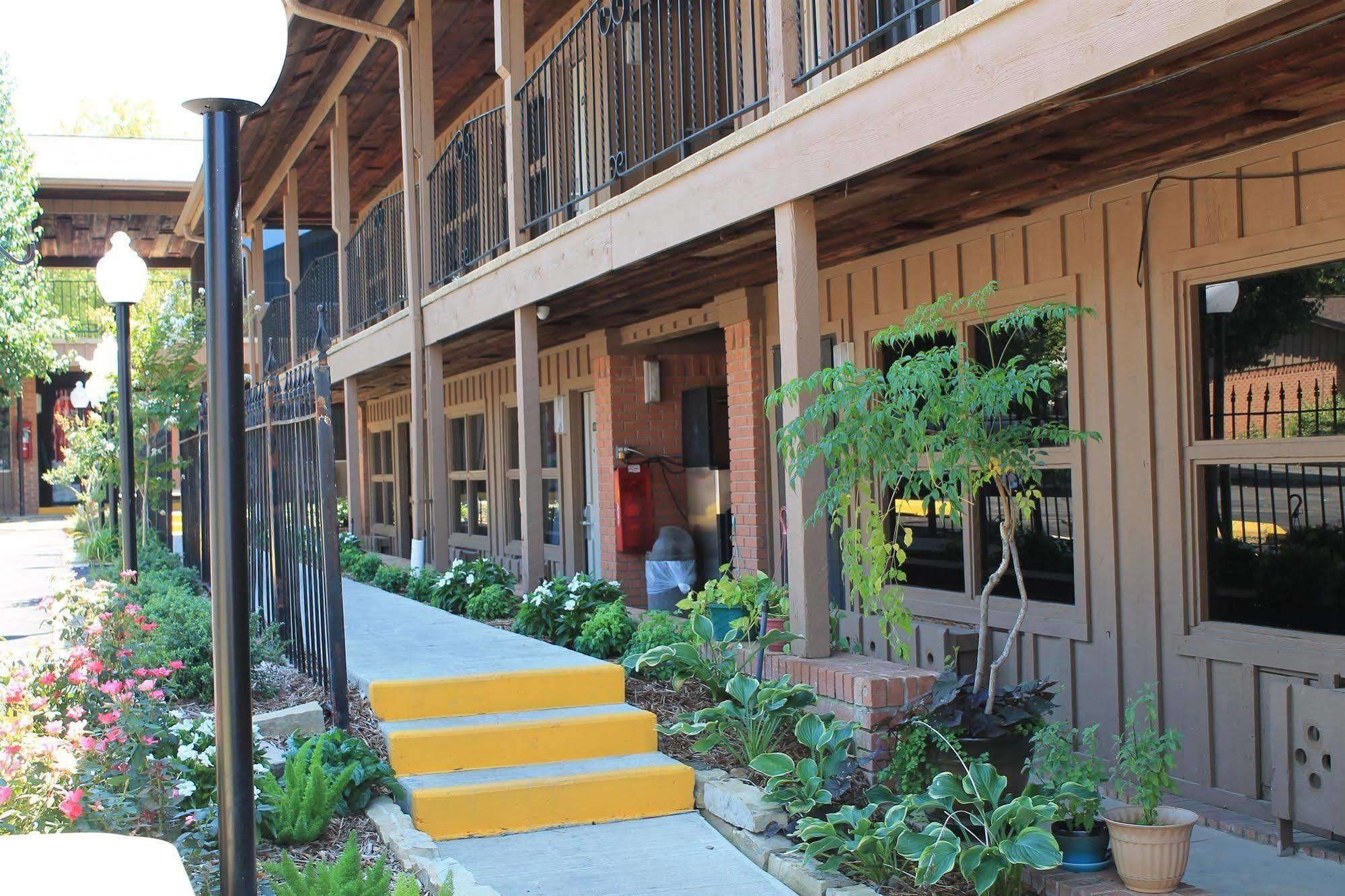 Charles Wesley Motor Lodge Downtown Broken Bow- Hochatown Extérieur photo