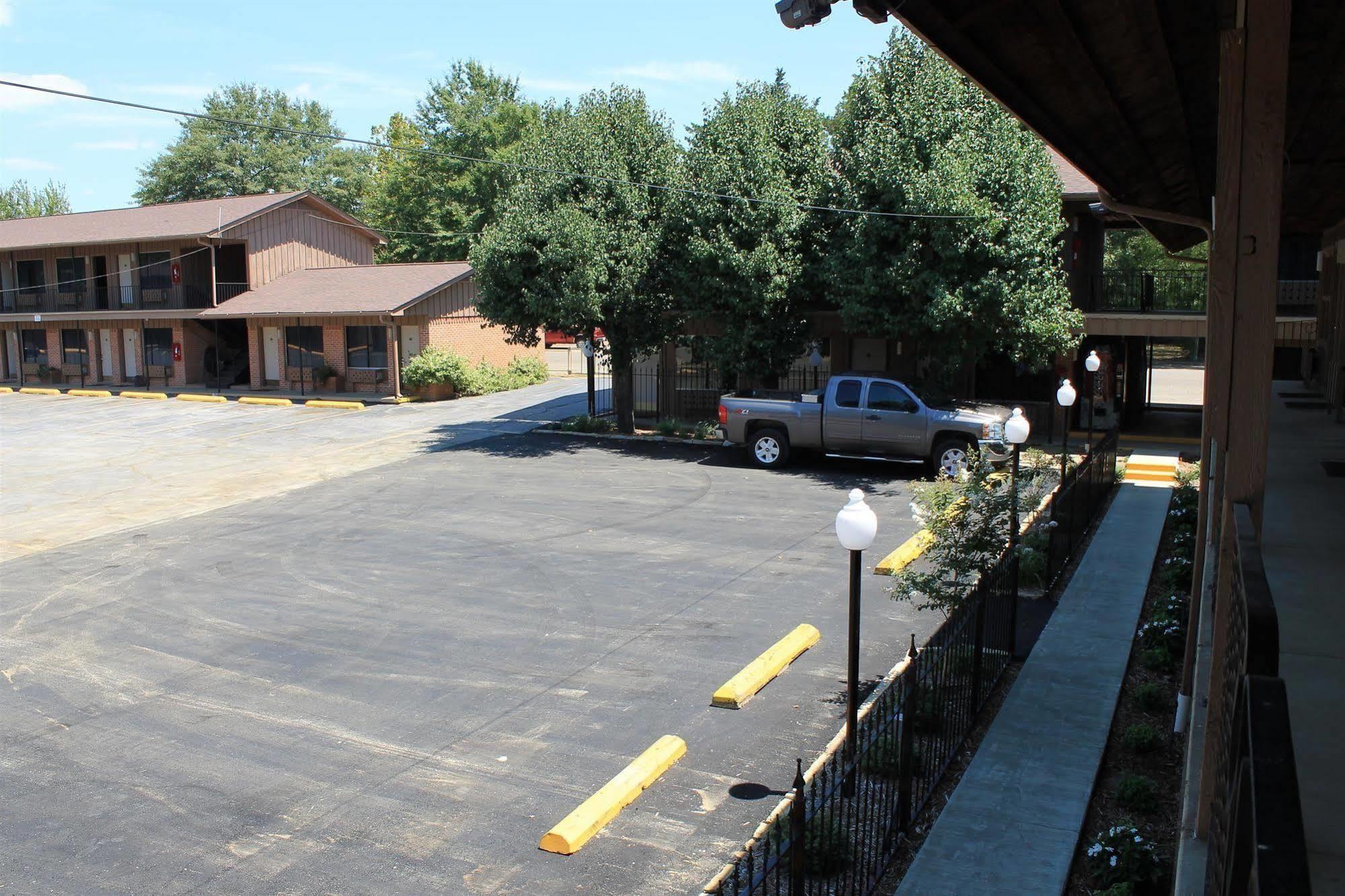 Charles Wesley Motor Lodge Downtown Broken Bow- Hochatown Extérieur photo